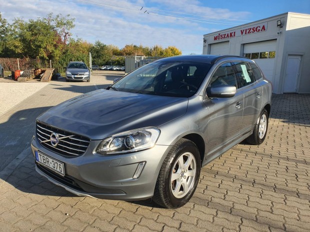 Volvo XC60 2.0 D [D3] Momentum FWD Navi. Kamera...